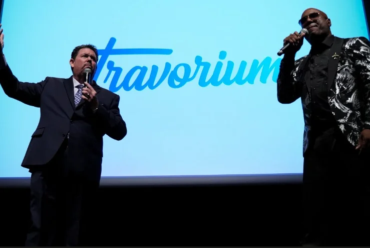 Intervenants sur scène lors d’un événement Travorium, dont un membre de notre équipe de parrainage