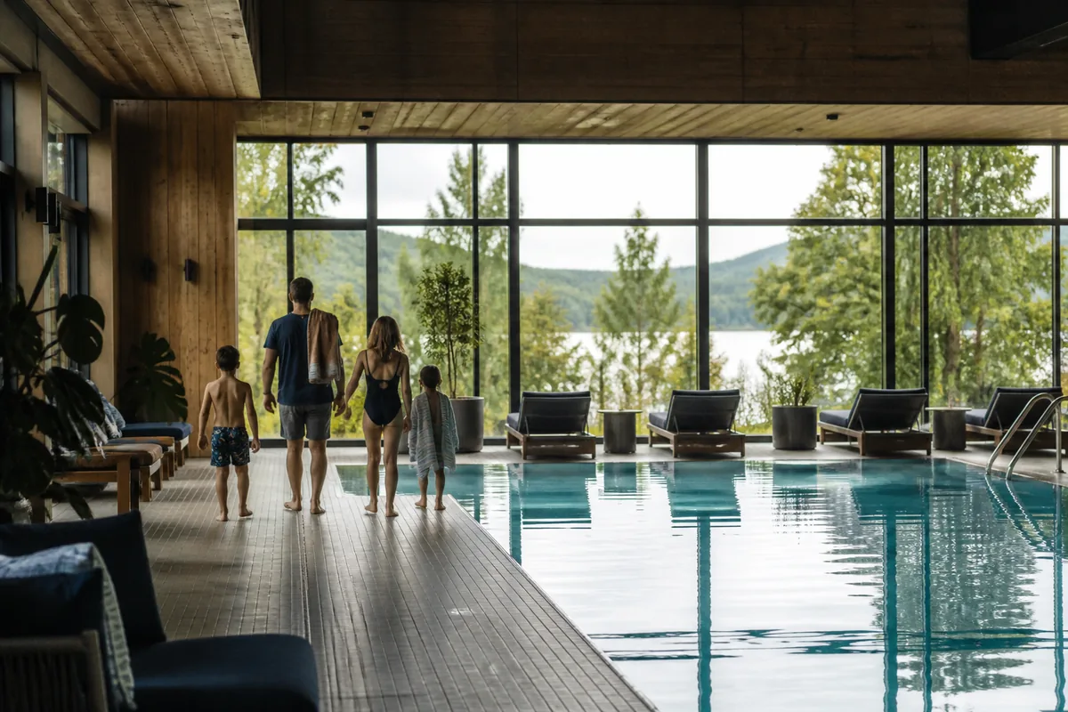 Famille vue de dos près de la piscine d’un hôtel local