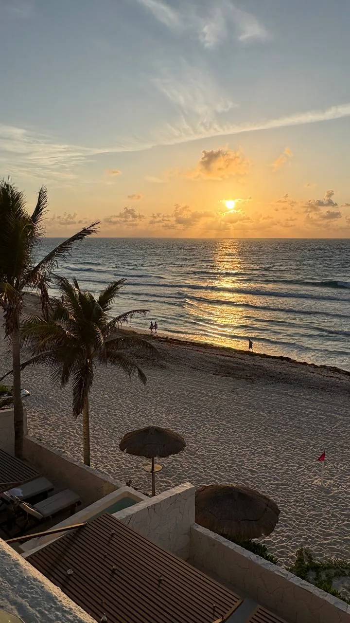 Coucher de soleil sur une plage tropicale pendant des vacances dans les Caraïbes