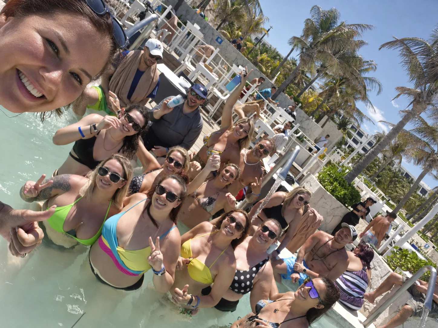 Groupe de voyageurs célibataires profitant de vacances dans un resort tout inclus
